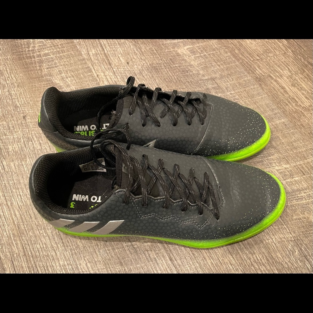 Adidas kids indoor Futsal flats soccer shoes Messi Size 5.5
